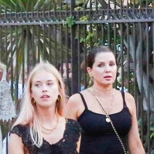 Kate Moss et ses amis Sadie Frost, Darren Strowger et Lady Mary Charteri en vacances à Saint-Tropez. Le 6 août 2019.