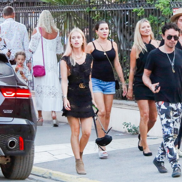 Kate Moss et ses amis Sadie Frost, Darren Strowger et Lady Mary Charteri en vacances à Saint-Tropez. Le 6 août 2019.