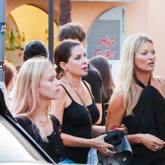 Kate Moss et ses amis Sadie Frost, Darren Strowger et Lady Mary Charteri en vacances à Saint-Tropez. Le 6 août 2019.