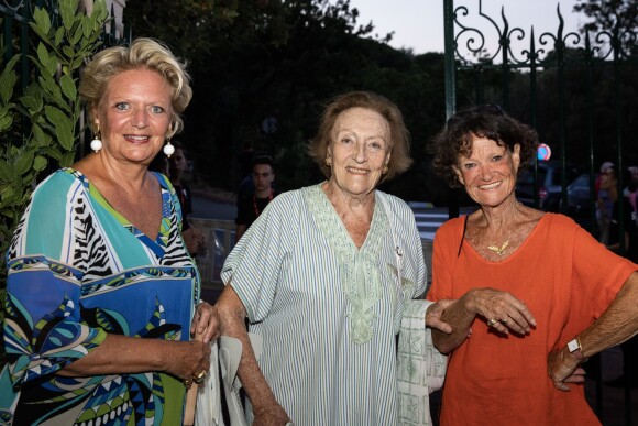 Exclusif - La princesse Béatrice de Bourbon des Deux-Siciles, Alix de Foresta, princesse Napoléon et une amie lors de la représentation de la pièce "Le lien" lors du Festival de Ramatuelle, France, le 7 août 2019.