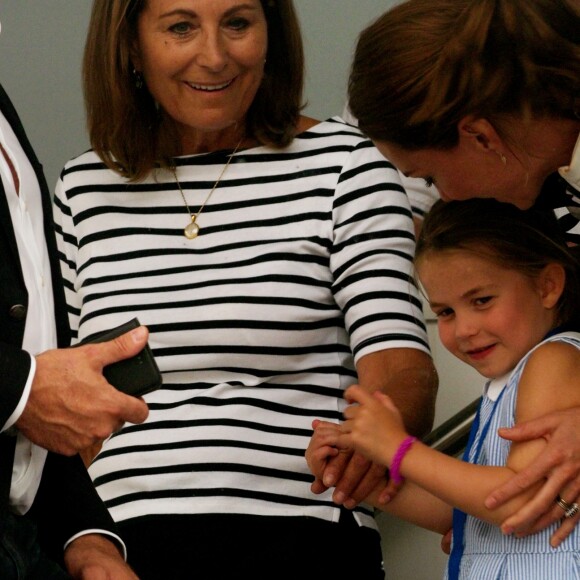 La princesse Charlotte de Cambridge tire la langue pendant la remise de prix de la régate King's Cup à Cowes le 8 août 2019.
