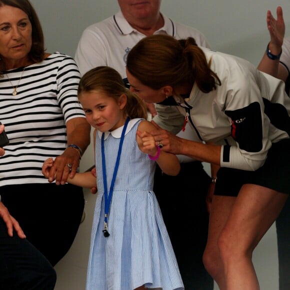 La princesse Charlotte de Cambridge tire la langue pendant la remise de prix de la régate King's Cup à Cowes le 8 août 2019.