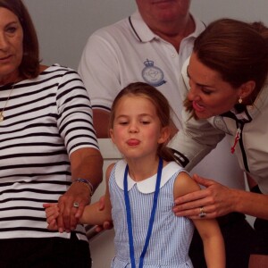 La princesse Charlotte de Cambridge tire la langue pendant la remise de prix de la régate King's Cup à Cowes le 8 août 2019.