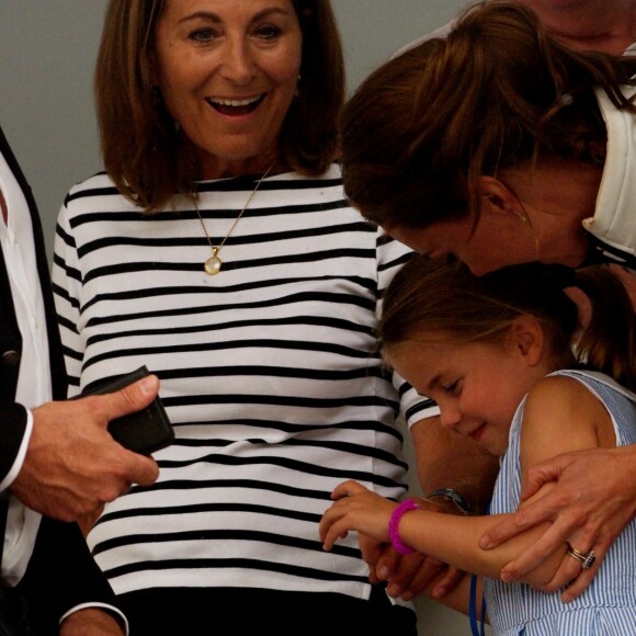 La princesse Charlotte de Cambridge tire la langue pendant la remise de prix de la régate King's Cup à Cowes le 8 août 2019.