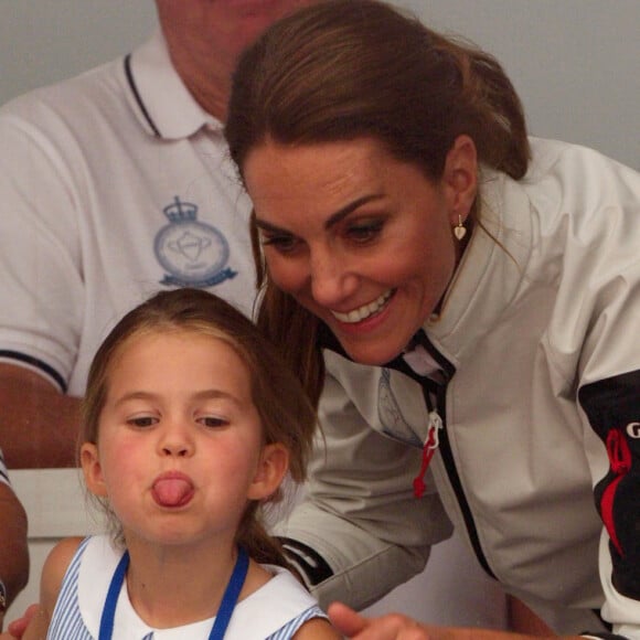 La princesse Charlotte de Cambridge tire la langue pendant la remise de prix de la régate King's Cup à Cowes le 8 août 2019.