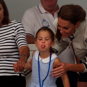 La princesse Charlotte de Cambridge tire la langue pendant la remise de prix de la régate King's Cup à Cowes le 8 août 2019.