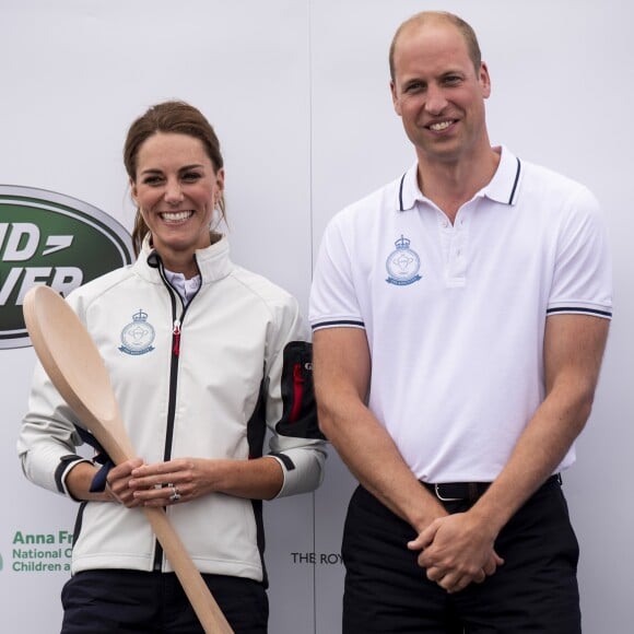 Le prince William, duc de Cambridge, et Catherine (Kate) Middleton, duchesse de Cambridge, lors de la remise des prix de la régate King's Cup à Cowes, Royaume Uni, le 8 août 2019.