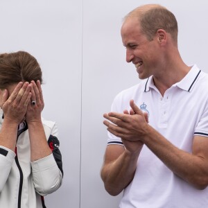 Le prince William, duc de Cambridge, et Catherine (Kate) Middleton, duchesse de Cambridge, lors de la remise des prix de la régate King's Cup à Cowes, Royaume Uni, le 8 août 2019.