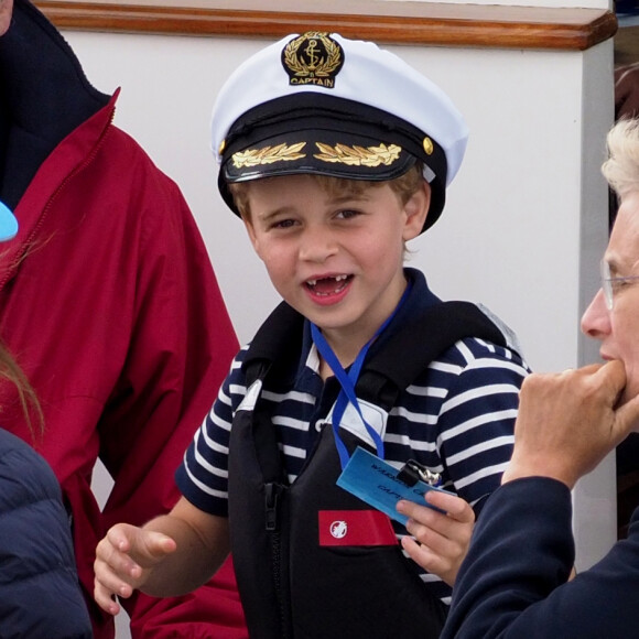 Le prince George et la princesse Charlotte de Cambridge sur un bateau lors de la King's Cup à Cowes le 8 août 2019.