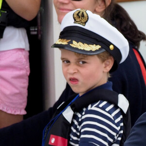 Le prince George et la princesse Charlotte de Cambridge sur un bateau lors de la King's Cup à Cowes le 8 août 2019.