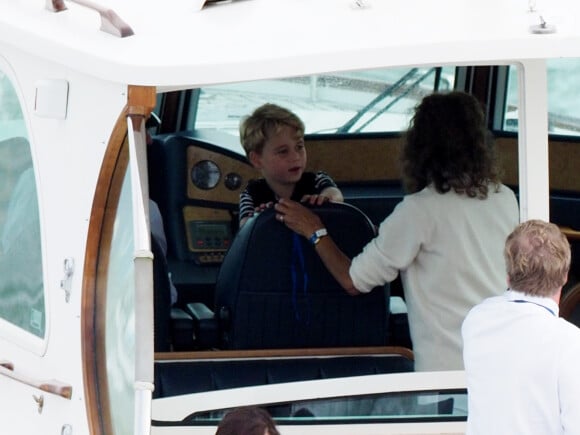 Le prince George de Cambridge sur un bateau pour regarder ses parents lors de la King's Cup à Cowes le 8 août 2019.