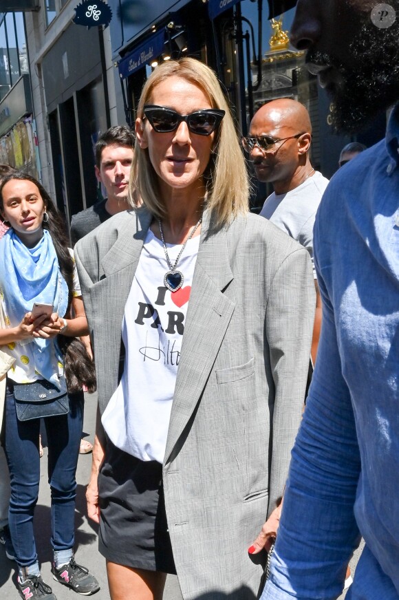 Celine Dion à la sortie de l'hôtel de Crillon à Paris pendant la fashion week Haute-Couture automne-hiver 2019/2020 le 3 juillet 2019.