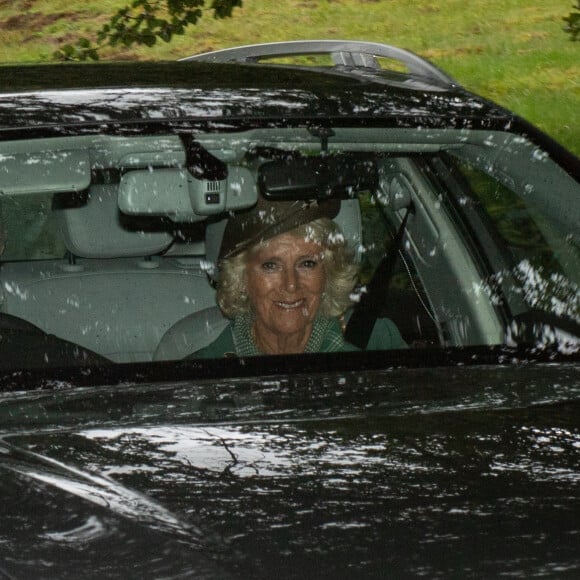 Le prince Charles, prince de Galles, et Camilla Parker Bowles, duchesse de Cornouailles, en route pour la messe à Crathie Kirk à Balmoral en Ecosse le 11 août 2019.