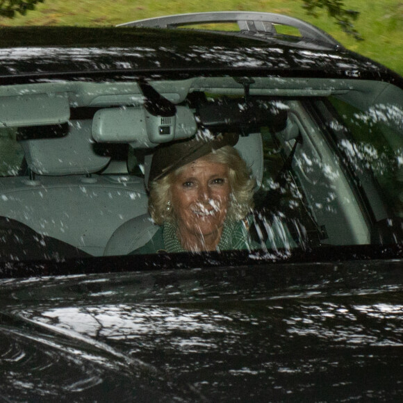 Le prince Charles, prince de Galles, et Camilla Parker Bowles, duchesse de Cornouailles, en route pour la messe à Crathie Kirk à Balmoral en Ecosse le 11 août 2019.