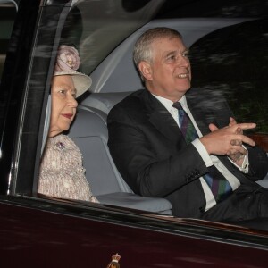 La reine Elizabeth II et son fils le prince Andrew, duc d'York, en route pour la messe à Crathie Kirk à Balmoral en Ecosse le 11 août 2019.