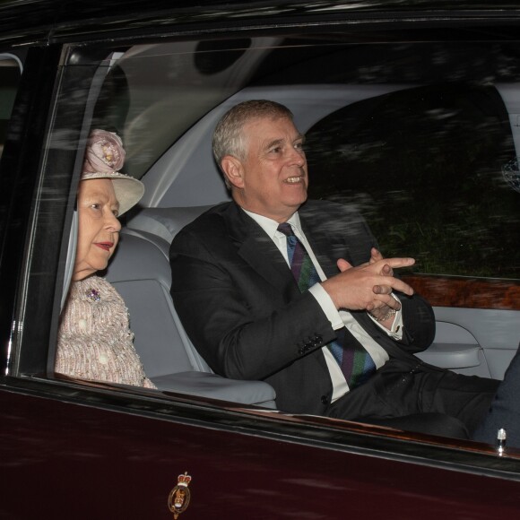 La reine Elizabeth II et son fils le prince Andrew, duc d'York, en route pour la messe à Crathie Kirk à Balmoral en Ecosse le 11 août 2019.