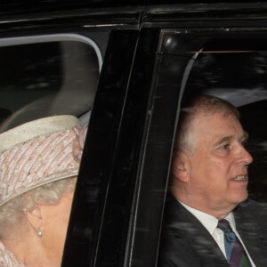 La reine Elizabeth II et son fils le prince Andrew, duc d'York, en route pour la messe à Crathie Kirk à Balmoral en Ecosse le 11 août 2019.