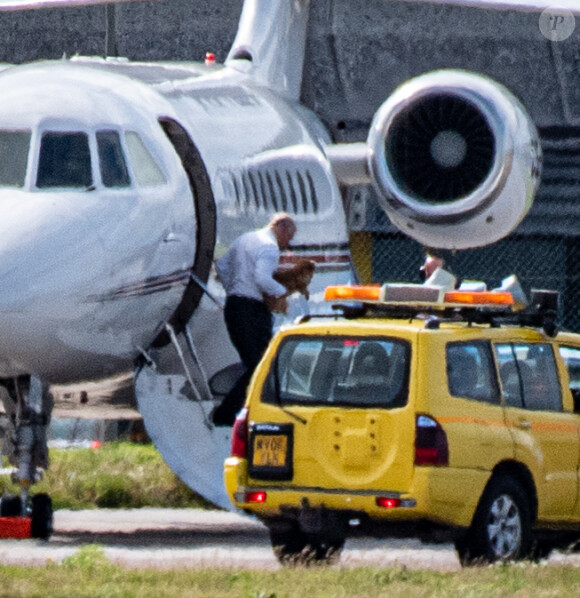 Exclusif - Le prince Andrew, duc d'York, est arrivé à bord d'un jet privé à Balmoral en Ecosse le 9 août 2019, avec cinq chiens.