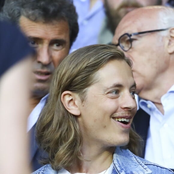 Pierre Sarkozy et Iman Perez dans les tribunes lors du match de championnat de Ligue 1 Conforama opposant le Paris Saint-Germain au Nîmes Olympique au parc des Princes à Paris, France, le 11 août 2019. Le PSG a gagné 3-0. © Gwendoline Le Goff/Panoramic/Bestimage