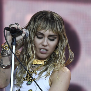 Miley Cyrus sur la scène du festival de Glastonbury le 30 juin 2019.
