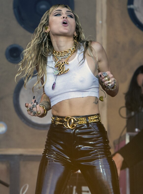 Miley Cyrus en concert au Glastonbury Music Festival, le 30 juin 2019.