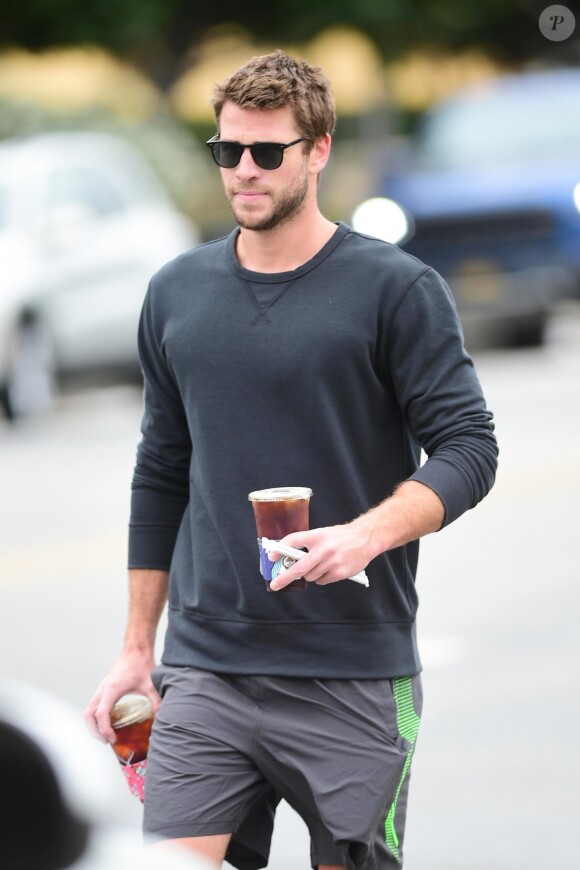 Liam Hemsworth est allé chercher des boissons à emporter chez "Alfred Coffee" à Los Angeles, le 8 juillet 2019.