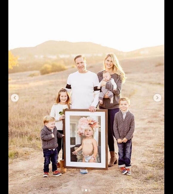 Bode Miller avec son épouse Morgane Beck Miller, ses quatre enfants, et un portrait de sa fille décédée Emeline. Instagram, le 25 décembre 2018.