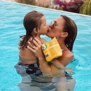 Vitaa en maman câline avec son fils Adam lors de leurs vacances à Monaco le 13 août 2019.