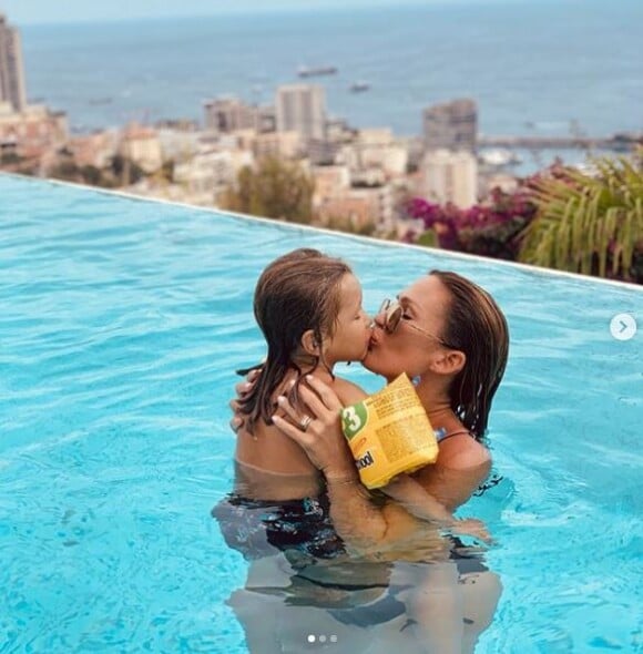 Vitaa en maman câline avec son fils Adam lors de leurs vacances à Monaco le 13 août 2019.