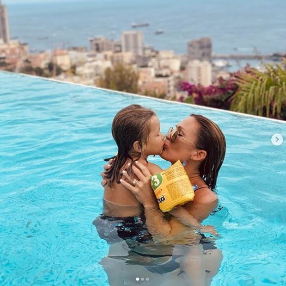 Vitaa en maman câline avec son fils Adam lors de leurs vacances à Monaco le 13 août 2019.