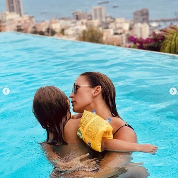 Vitaa en maman câline avec son fils Adam lors de leurs vacances à Monaco le 13 août 2019.