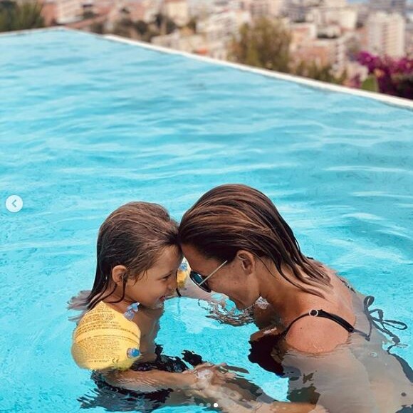 Vitaa en maman câline avec son fils Adam lors de leurs vacances à Monaco le 13 août 2019.