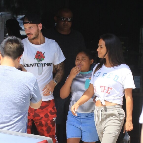 Matt Pokora, sa compagne Christina Milian enceinte et sa fille Violet Nash - Enceinte et radieuse, C.Milian se rend au glacier McConnell avec compagnon M.Pokora et sa fille V.Nash pour le goûter après avoir acheté des vêtements pour bébés. La chanteuse 'Dip it Low' et son compagnon ont annoncé sa grossesse la semaine dernière via Instagram. C'est le premier enfant du couple et le premier enfant de M.Pokora. Los Angeles, le 3 août 2019.