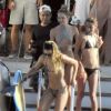 Doutzen Kroes avec son mari Sunnery James, Candice Swanepoel, Joan Smalls, Ryan Marciano, Glenn Powel, Mohamed al Turki, Richie Akiva et des amis s'éclatent sur un yacht au large d'Ibiza, le 14 août 2019.