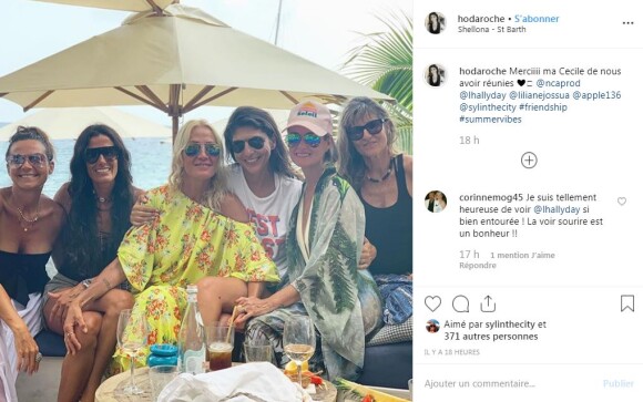 Laeticia Hallyday lors d'un déjeuner entre filles à Saint-Barthélemy le 15 août 2019, avec Hoda Roche, sa belle-soeur Marilyne, Liliane Jossua, mais aussi Sylviane, la nounou de ses filles Jade et Joy, et Cécile Angéli. 