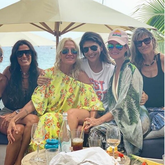 Laeticia Hallyday lors d'un déjeuner entre filles à Saint-Barthélemy le 15 août 2019, avec Hoda Roche, sa belle-soeur Marilyne, Liliane Jossua, mais aussi Sylviane, la nounou de ses filles Jade et Joy, et Cécile Angéli. 