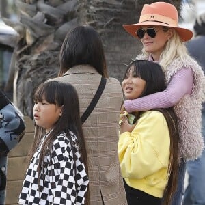 Laeticia Hallyday est allée déjeuner avec ses filles Jade et Joy, sa mère Françoise Thibault et la compagne de son frère, Maryline Issartier au restaurant Ivy à Santa Monica le 9 mars 2019.