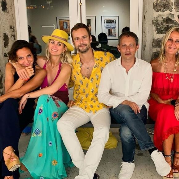 Laeticia Hallyday pose avec Sandra Sisley, Marc-Olivier Fogiel, son mari François Roelants et Liliane Jossua à Saint-Barthélemy le 19 juillet 2019.