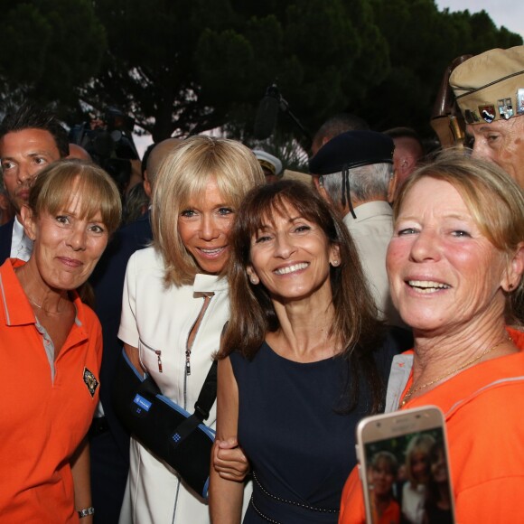 La Première dame Brigitte Macron (avec une attelle au bras droit), prend un bain de foule à l'issue des commémorations du 75ème anniversaire de la libération de la ville de Bormes-les-Mimosas, lors du débarquement de Provence. Bormes-les-Mimosas, le 17 août 2019. © Dominique Jacovides/Bestimage