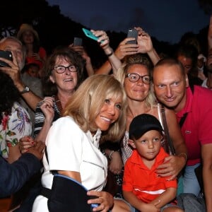 La Première dame Brigitte Macron (avec une attelle au bras droit), prend un bain de foule à l'issue des commémorations du 75ème anniversaire de la libération de la ville de Bormes-les-Mimosas, lors du débarquement de Provence. Bormes-les-Mimosas, le 17 août 2019. © Dominique Jacovides/Bestimage