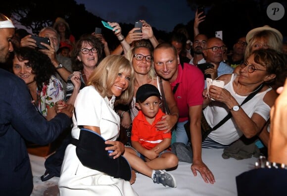 La Première dame Brigitte Macron (avec une attelle au bras droit), prend un bain de foule à l'issue des commémorations du 75ème anniversaire de la libération de la ville de Bormes-les-Mimosas, lors du débarquement de Provence. Bormes-les-Mimosas, le 17 août 2019. © Dominique Jacovides/Bestimage