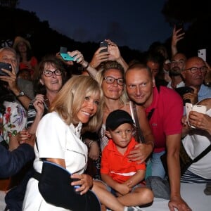 La Première dame Brigitte Macron (avec une attelle au bras droit), prend un bain de foule à l'issue des commémorations du 75ème anniversaire de la libération de la ville de Bormes-les-Mimosas, lors du débarquement de Provence. Bormes-les-Mimosas, le 17 août 2019. © Dominique Jacovides/Bestimage