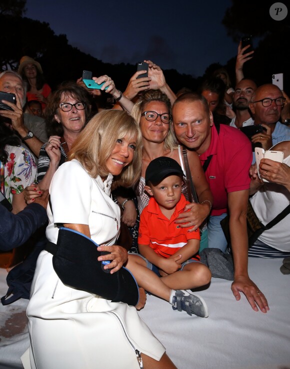 La Première dame Brigitte Macron (avec une attelle au bras droit), prend un bain de foule à l'issue des commémorations du 75ème anniversaire de la libération de la ville de Bormes-les-Mimosas, lors du débarquement de Provence. Bormes-les-Mimosas, le 17 août 2019. © Dominique Jacovides/Bestimage