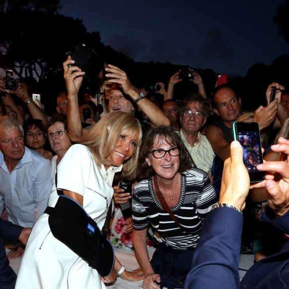 La Première dame Brigitte Macron (avec une attelle au bras droit), prend un bain de foule à l'issue des commémorations du 75ème anniversaire de la libération de la ville de Bormes-les-Mimosas, lors du débarquement de Provence. Bormes-les-Mimosas, le 17 août 2019. © Dominique Jacovides/Bestimage