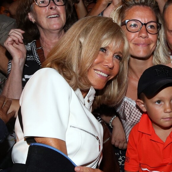 La Première dame Brigitte Macron (avec une attelle au bras droit), prend un bain de foule à l'issue des commémorations du 75ème anniversaire de la libération de la ville de Bormes-les-Mimosas, lors du débarquement de Provence. Bormes-les-Mimosas, le 17 août 2019. © Dominique Jacovides/Bestimage