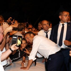 Emmanuel Macron, président de la République Française, en compagnie de François Arizzi (maire de Bormes-les-Mimosas) prend un bain de foule à l'issue des commémorations du 75ème anniversaire de la libération de la ville de Bormes-les-Mimosas, lors du débarquement de Provence. Bormes-les-Mimosas, le 17 août 2019. © Dominique Jacovides/Bestimage