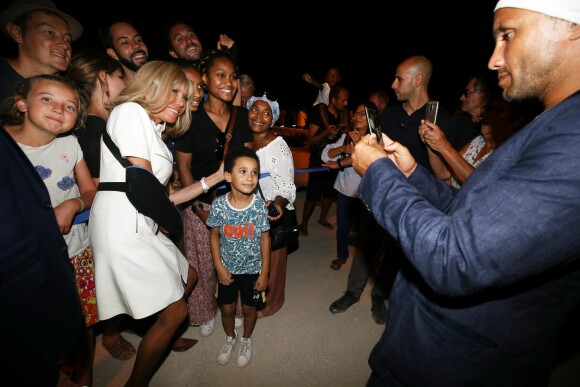 La Première dame Brigitte Macron (avec une attelle au bras droit), prend un bain de foule à l'issue des commémorations du 75ème anniversaire de la libération de la ville de Bormes-les-Mimosas, lors du débarquement de Provence. Bormes-les-Mimosas, le 17 août 2019. © Dominique Jacovides/Bestimage