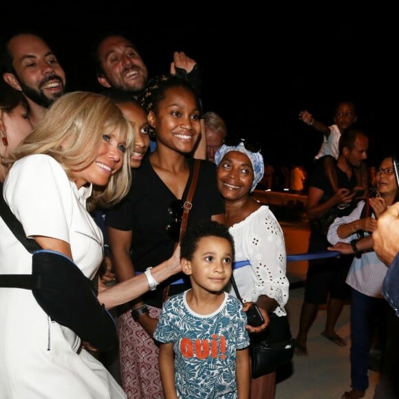 La Première dame Brigitte Macron (avec une attelle au bras droit), prend un bain de foule à l'issue des commémorations du 75ème anniversaire de la libération de la ville de Bormes-les-Mimosas, lors du débarquement de Provence. Bormes-les-Mimosas, le 17 août 2019. © Dominique Jacovides/Bestimage