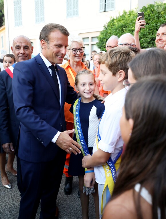 Emmanuel Macron, président de la République Française, en compagnie de François Arizzi (maire de Bormes-les-Mimosas) prend un bain de foule à l'issue des commémorations du 75ème anniversaire de la libération de la ville de Bormes-les-Mimosas, lors du débarquement de Provence. Bormes-les-Mimosas, le 17 août 2019. © Dominique Jacovides/Bestimage