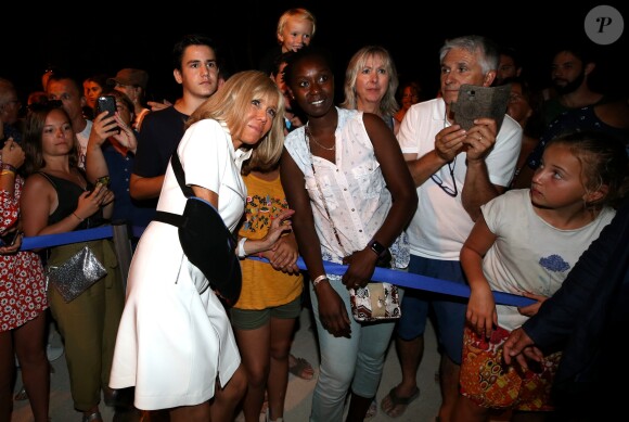 La Première dame Brigitte Macron (avec une attelle au bras droit), prend un bain de foule à l'issue des commémorations du 75ème anniversaire de la libération de la ville de Bormes-les-Mimosas, lors du débarquement de Provence. Bormes-les-Mimosas, le 17 août 2019. © Dominique Jacovides/Bestimage